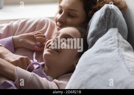 Bonne mère et fille de l'adolescence se détendre à la maison rêvant Banque D'Images