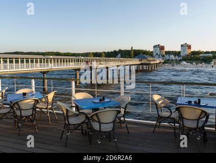 Restaurant sur la jetée. L'architecture de la station allemande (Baeddódiktur) se trouve dans la station balnéaire d'Heringsdorf, sur l'île d'Usedom. Europe, Allemagne, Mec Banque D'Images