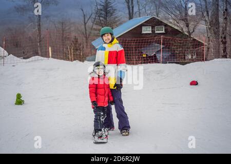 Enseigne de snowboard un garçon à la planche. Activités pour les enfants en hiver. Pour l'hiver. Vie Banque D'Images