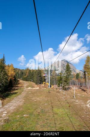 Strbskie Pleso, Slovaquie - 10 octobre 2018 : télésiège de Strbske Pleso à Solisko dans les Hautes Tatras en Slovaquie Banque D'Images