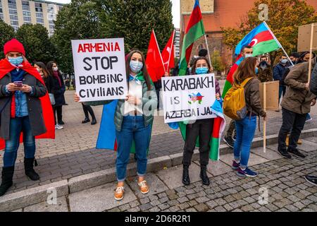 Le 17 octobre 2020, Berlin, à la fontaine Neptune devant l'Hôtel de ville Rouge, les Azerbaïdjanais et leurs partisans démontrent que le Karabakh appartient à l'Azerbaïdjan. De nombreux drapeaux nationaux azerbaïdjanais sont visibles. Des manifestants avec le drapeau national azerbaïdjanais et deux manifestants avec des panneaux en carton: "L'Arménie ARRÊTE de bombarder des civils" et "le Karabakh est l'Azerbaïdjan". | utilisation dans le monde entier Banque D'Images