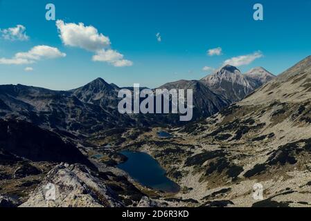 Vue sur le Cheval et le long Lake depuis le dessus Dans la montagne de Pirin Banque D'Images