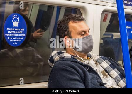 Londres, Royaume-Uni. 19 octobre 2020. Le nombre de passagers reste bas sur le métro, mais augmente maintenant et les trains sont modérément occupés, en particulier aux heures de pointe. Tout comme le gouvernement commence à resserrer ses directives sur le coronavirus (Covid 19). Ceux qui voyagent portent surtout des masques après qu'ils sont devenus obligatoires dans les transports publics. Crédit : Guy Bell/Alay Live News Banque D'Images