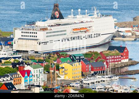 Le ferry pour l'Islande, la péninsule de Tinganes avec les maisons rouges du gouvernement en premier plan. Torshavn (Thorshavn) la capitale de l'île de Féroé Banque D'Images