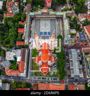 Szeged, Hongrie - vue aérienne de haut en bas de l'église votive et de la cathédrale notre-Dame de Hongrie (Szeged Dom) lors d'une journée ensoleillée d'été Banque D'Images