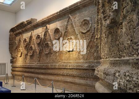 La façade de Mshatta dans le musée de Pergame à Berlin, en Allemagne Banque D'Images