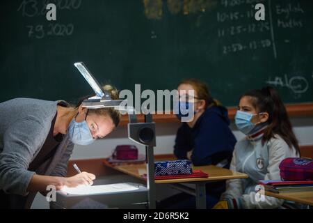 Kiel, Allemagne. 19 octobre 2020. La professeure Sabine Langenbach écrit quelque chose pour ses élèves sur rétroprojecteur pendant une leçon après les vacances d'automne avec une classe de sixième année au Max-Planck-Schule-Kiel. Credit: Gregor Fischer/dpa/Alay Live News Banque D'Images