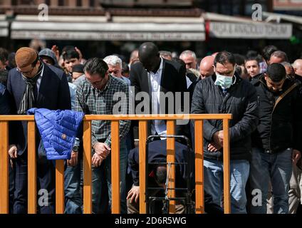 istanbul,Turquie - 13 Mars 2020 : les gens priant avec masque.vue de la Nouvelle Mosquée d'Eminonu Banque D'Images