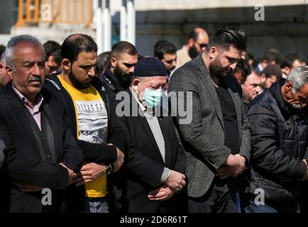 istanbul,Turquie - 13 Mars 2020 : les gens priant avec masque.vue de la Nouvelle Mosquée d'Eminonu Banque D'Images