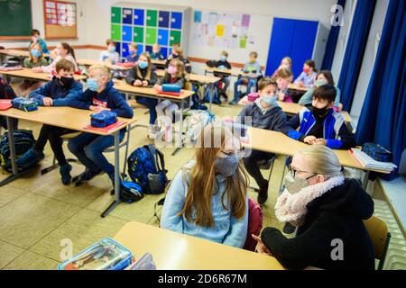 Kiel, Allemagne. 19 octobre 2020. Les élèves de sixième année de l'école Max Planck de Kiel s'assoient dans leur salle de classe pendant la première leçon après les vacances d'automne, portant un masque de la vie quotidienne. Credit: Gregor Fischer/dpa/Alay Live News Banque D'Images