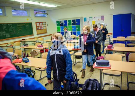 Kiel, Allemagne. 19 octobre 2020. Les élèves de sixième année de l'école Max Planck de Kiel quittent leur classe pendant quelques minutes pour une pause de ventilation pendant la première leçon après les vacances d'automne. Credit: Gregor Fischer/dpa/Alay Live News Banque D'Images