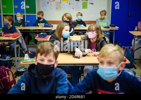 Kiel, Allemagne. 19 octobre 2020. Les élèves de sixième année de l'école Max Planck de Kiel s'assoient dans leur salle de classe pendant la première leçon après les vacances d'automne, portant un masque de la vie quotidienne. Credit: Gregor Fischer/dpa/Alay Live News Banque D'Images