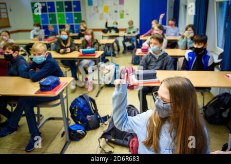 Kiel, Allemagne. 19 octobre 2020. Les élèves d'une sixième année du Max-Planck-Schule-Kiel s'assoient dans leur salle de classe pendant la première leçon après les vacances d'automne, portant un masque de la vie quotidienne. Credit: Gregor Fischer/dpa/Alay Live News Banque D'Images