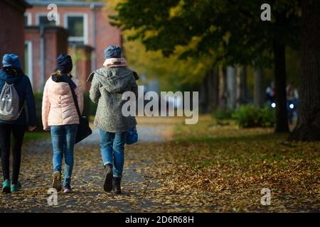 Kiel, Allemagne. 19 octobre 2020. Les écolières viennent au Max-Planck-Schule-Kiel pour une leçon après les vacances d'automne. Credit: Gregor Fischer/dpa/Alay Live News Banque D'Images