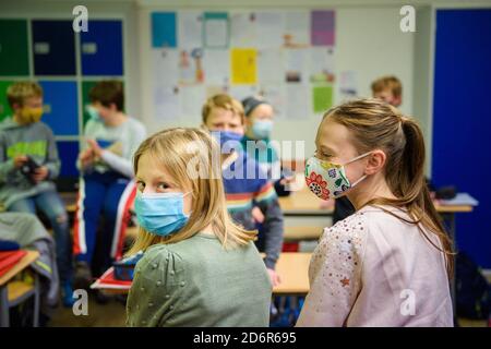 Kiel, Allemagne. 19 octobre 2020. Les élèves de sixième année de l'école Max Planck de Kiel attendent dans leur salle de classe le début des leçons après les vacances d'automne, portant une protection de la bouche et du nez. Credit: Gregor Fischer/dpa/Alay Live News Banque D'Images