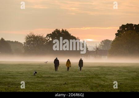 Northampton, Royaume-Uni, 19 octobre 2020. Météo. Une matinée automnale brumeuse à Abington Park, qui promet une belle journée à venir. Crédit : Keith J Smith./Alamy Live News Banque D'Images