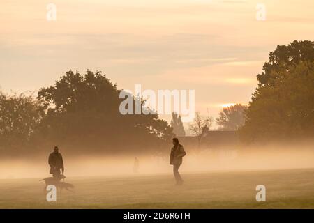 Northampton, Royaume-Uni, 19 octobre 2020. Météo. Une matinée automnale brumeuse à Abington Park, qui promet une belle journée à venir. Crédit : Keith J Smith./Alamy Live News Banque D'Images