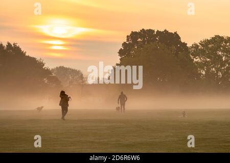 Northampton, Royaume-Uni, 19 octobre 2020. Météo. Une matinée automnale brumeuse à Abington Park, qui promet une belle journée à venir. Crédit : Keith J Smith./Alamy Live News Banque D'Images