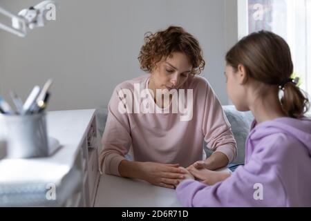 Amour de la mère confort triste fille de l'adolescence après le combat Banque D'Images
