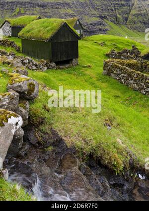 Kings Ferme (duvugardar) dans la vallée de Saksun, l'une des principales attractions des îles Féroé. L'île Streymoy, l'une des deux grandes îles Banque D'Images