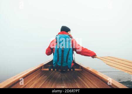 Vue de Raer sur le canoë pagayer sur le lac brumeux Banque D'Images