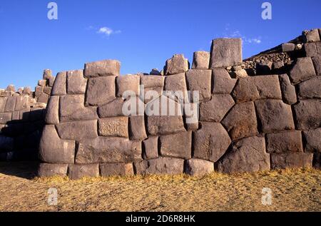 Un mur de pierre massif de Sacsayhuaman, la forteresse inca située au-dessus de la ville de Cusco dans les Andes péruviennes. Banque D'Images