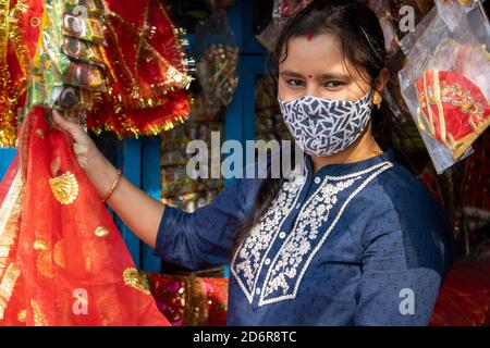 Une belle dame indienne portant un masque facial fait du shopping pour le festival Navratri en Inde. Photo de haute qualité Banque D'Images