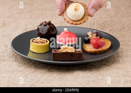 Le gâteau aux fruits ou le pudding est un gâteau fait avec des fruits frais ou confits hachés, des fruits secs et des épices, et éventuellement trempés dans de la liqueur. Dans certains pays Banque D'Images