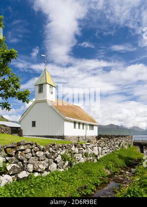 Église traditionnelle dans le village d'Oyndarfjordur, en arrière-plan les montagnes de l'île de Kalsoy, Europe, Europe du Nord, Danemark, îles Féroé Banque D'Images