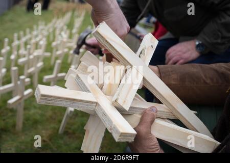 Les anciens toxicomanes, la famille et les amis qui se rétablissent, placent des croix en bois dans le sol, à l'extérieur de l'église paroissiale de Springburn, en mémoire de ceux qui ont perdu la vie dans l'épidémie d'abus de drogues en Écosse, à Springburn, Glasgow, Écosse, 14 février 2020. Deux cents croix en bois ont été plantées aujourd'hui, et les participants plantent actuellement 100 par mois, et plus de 800 ont été plantées de Noël. Banque D'Images