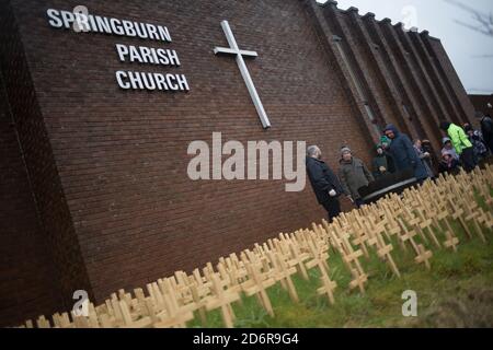 Les anciens toxicomanes, la famille et les amis qui se rétablissent, placent des croix en bois dans le sol, à l'extérieur de l'église paroissiale de Springburn, en mémoire de ceux qui ont perdu la vie dans l'épidémie d'abus de drogues en Écosse, à Springburn, Glasgow, Écosse, 14 février 2020. Deux cents croix en bois ont été plantées aujourd'hui, et les participants plantent actuellement 100 par mois, et plus de 800 ont été plantées de Noël. Banque D'Images