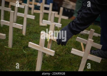 Les anciens toxicomanes, la famille et les amis qui se rétablissent, placent des croix en bois dans le sol, à l'extérieur de l'église paroissiale de Springburn, en mémoire de ceux qui ont perdu la vie dans l'épidémie d'abus de drogues en Écosse, à Springburn, Glasgow, Écosse, 14 février 2020. Deux cents croix en bois ont été plantées aujourd'hui, et les participants plantent actuellement 100 par mois, et plus de 800 ont été plantées de Noël. Banque D'Images