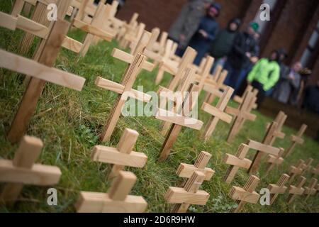 Les anciens toxicomanes, la famille et les amis qui se rétablissent, placent des croix en bois dans le sol, à l'extérieur de l'église paroissiale de Springburn, en mémoire de ceux qui ont perdu la vie dans l'épidémie d'abus de drogues en Écosse, à Springburn, Glasgow, Écosse, 14 février 2020. Deux cents croix en bois ont été plantées aujourd'hui, et les participants plantent actuellement 100 par mois, et plus de 800 ont été plantées de Noël. Banque D'Images