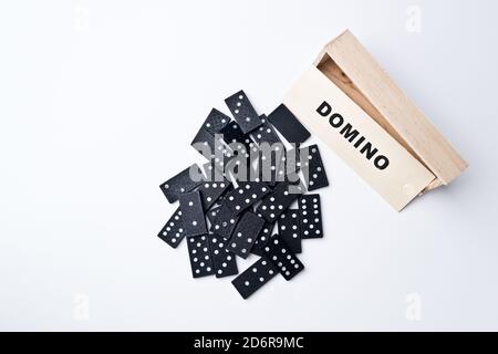 Dominos est un jeu de société dans lequel les tuiles rectangulaires (tuiles) sont utilisées, généralement blanc sur le visage et noir sur le dos, bien qu'il y ait beaucoup de varia Banque D'Images