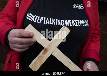 Les anciens toxicomanes, la famille et les amis qui se rétablissent, placent des croix en bois dans le sol, à l'extérieur de l'église paroissiale de Springburn, en mémoire de ceux qui ont perdu la vie dans l'épidémie d'abus de drogues en Écosse, à Springburn, Glasgow, Écosse, 14 février 2020. Deux cents croix en bois ont été plantées aujourd'hui, et les participants plantent actuellement 100 par mois, et plus de 800 ont été plantées de Noël. Banque D'Images