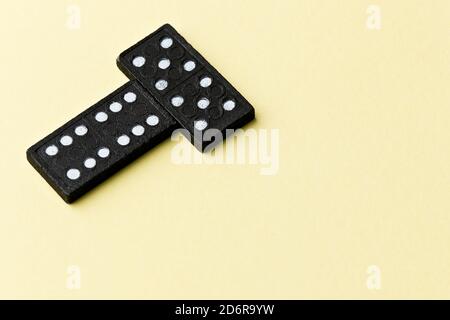 Dominos est un jeu de société dans lequel les tuiles rectangulaires (tuiles) sont utilisées, généralement blanc sur le visage et noir sur le dos, bien qu'il y ait beaucoup de varia Banque D'Images