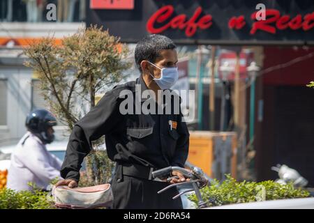 Dehradun, Uttarakhand/India-octobre 14 2020:UN agent de sécurité portant un masque facial en raison de l'épidémie de Corona en Inde. . Photo de haute qualité Banque D'Images