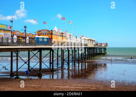 Paignton, Royaume-Uni - août 20 2020 : l'embarcadère victorien de Paignton Leisure au large de l'esplanade de l'est Banque D'Images