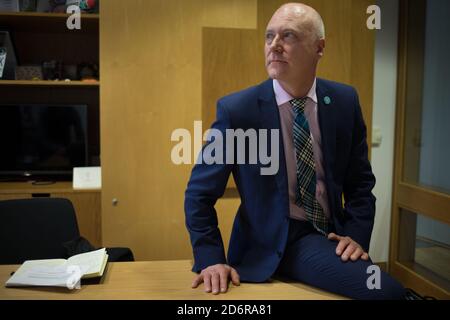 Joseph Fitzpatrick, politicien écossais du Parti national, ministre de la Santé publique, des Sports et du bien-être, dans ses bureaux au Parlement écossais à Édimbourg, Écosse, 19 février 2020. Banque D'Images