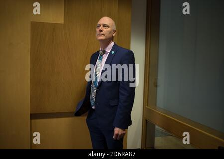 Joseph Fitzpatrick, politicien écossais du Parti national, ministre de la Santé publique, des Sports et du bien-être, dans ses bureaux au Parlement écossais à Édimbourg, Écosse, 19 février 2020. Banque D'Images