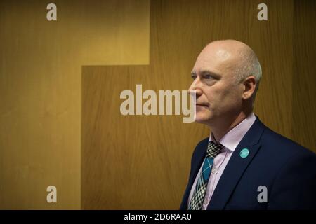 Joseph Fitzpatrick, politicien écossais du Parti national, ministre de la Santé publique, des Sports et du bien-être, dans ses bureaux au Parlement écossais à Édimbourg, Écosse, 19 février 2020. Banque D'Images