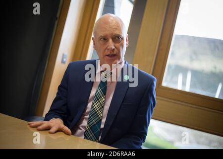 Joseph Fitzpatrick, politicien écossais du Parti national, ministre de la Santé publique, des Sports et du bien-être, dans ses bureaux au Parlement écossais à Édimbourg, Écosse, 19 février 2020. Banque D'Images