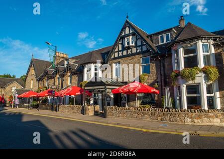 McKay's Hotel, bar et restaurant plus Fish and chips à emporter dans la ville de Pitlochry, Perthshire, Écosse, Royaume-Uni Banque D'Images