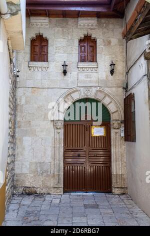 Antakya, Hatay / Turquie - octobre 08 2020 : porte d'entrée de l'église catholique turque d'Antakya Banque D'Images