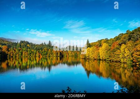 Arbres de la rivière Tummel aux couleurs automnales époustouflantes dans la ville de Pitlochry, Perthshire, Écosse, Royaume-Uni Banque D'Images