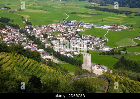 Vue aérienne du centre historique de Burgusio, Malles, et du château du Prince, Val Venosta, Tyrol du Sud, Italie Banque D'Images