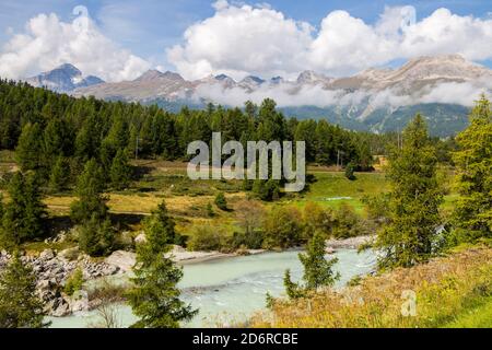 Montagne et paysage naturel près du col de la Bernina en Suisse en été. Banque D'Images