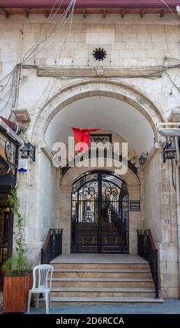 Antakya, Hatay / Turquie - octobre 08 2020 : porte d'entrée de l'église orthodoxe Saint-Paul d'Antakya Banque D'Images