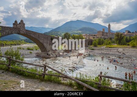 BOBBIO, ITALIE, 20 AOÛT 2020 - le 'Vieux' pont' ou 'Pont Gobbo' également 'Pont du diable' à Bobbio, province de Piacenza, Vallée de Trebbia, Emilie-Romagne, Banque D'Images