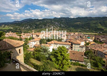 Le paysage de la ville médiévale de Bobbio, province de Piacenza, Émilie-Romagne, Italie Banque D'Images